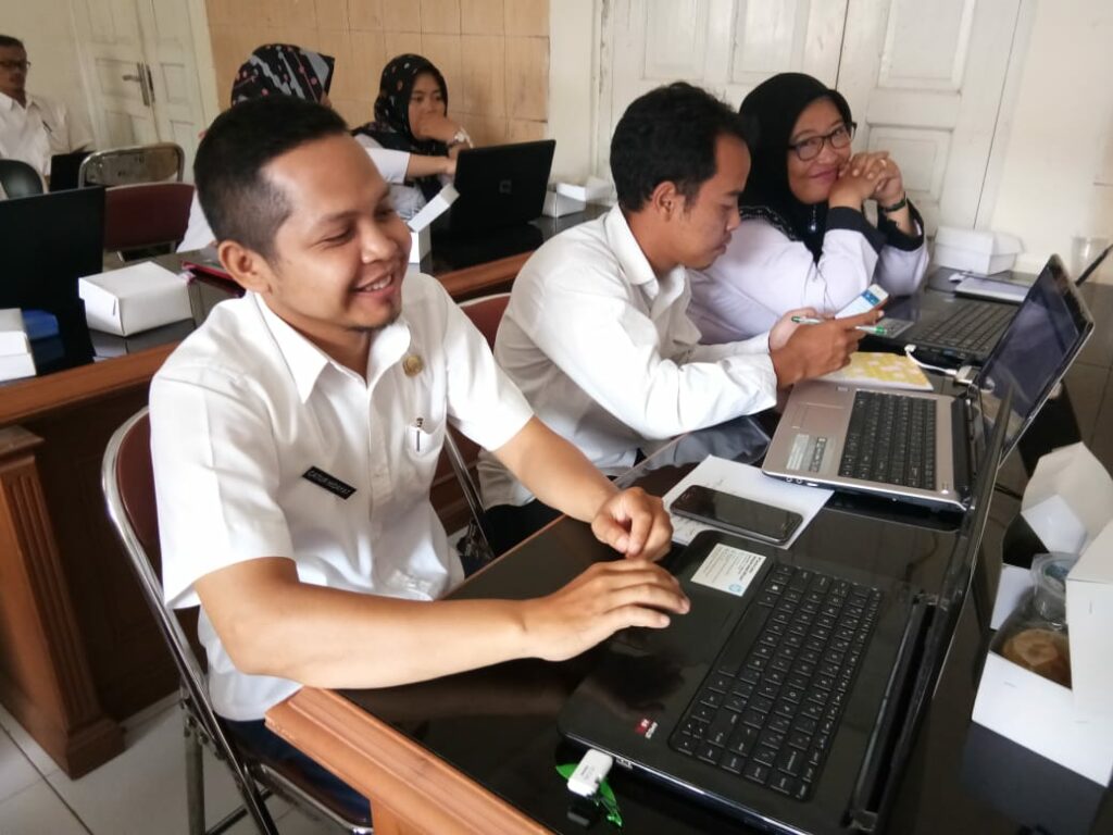 Empowerment Warga Desa Melalui Program Pelatihan Teknologi Informasi